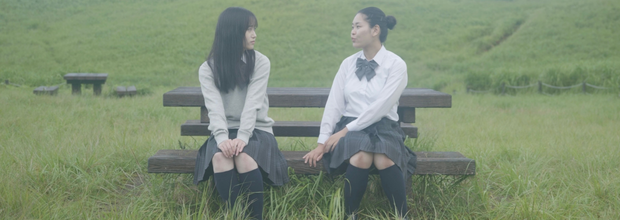草原のベンチに並んで座る二人の少女|映像作品『そのさき』